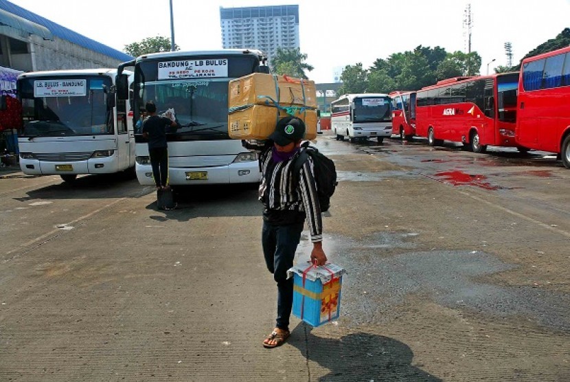 A traveller returns ro Jakarta after Eid al Fitr holidays. (illustration)