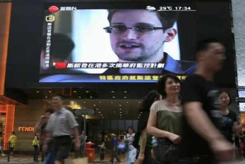A TV screen shows a news report of Edward Snowden, a former CIA employee who leaked top-secret documents about sweeping US surveillance programs, at a shopping mall in Hong Kong. (file photo) 