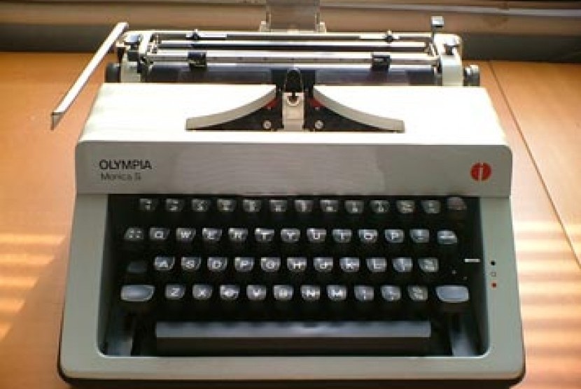 A typewriter (illustration)