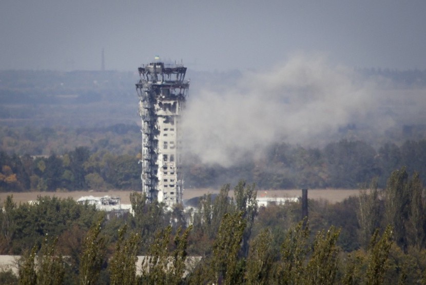 A Ukrainian national flag flies atop the traffic control tower of the Donetsk Sergey Prokofiev International airport hit by recent shelling in Donetsk, eastern Ukraine, September 30, 2014. Seven Ukrainian soldiers were killed when separatist shelling hit t