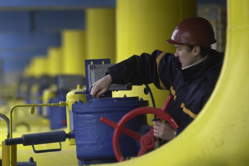 A Ukrainian worker operates valves in a gas storage and transit point in Boyarka, just outside Kiev, on Tuesday, Jan. 3, 2006. Russian gas monopoly Gazprom reduced gas supplies to Ukraine on Monday over a long-running debt dispute that has marred relations