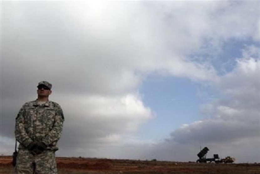 A US soldier stands guard near a US Patriot missile system at a Turkish military base in Gaziantep February 5, 2013. (file document)