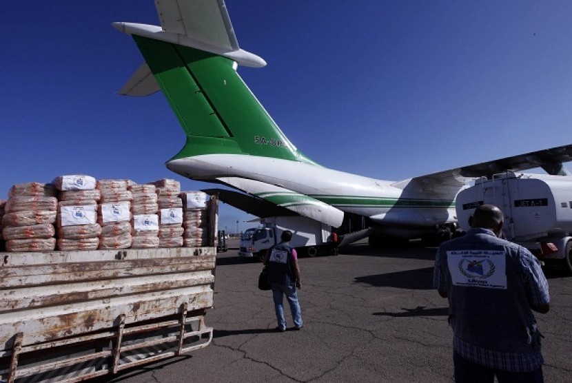 A vehicle carrying food and medical supplies, which are from Libya and bound for Gaza, is unloaded into an airplane at Tripoli's Mitiga's airport November 20, 2012. The Libyan government has expressed solidarity with Gaza civilians and are against Israel's