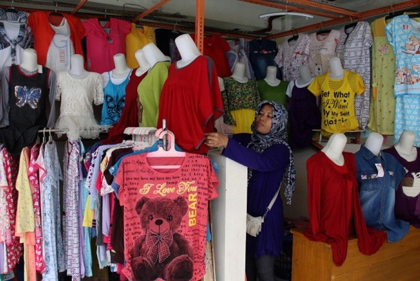 A vendor arranges her cloths on display in Block G, Tanah Abang market, Jakarta. The block aims to shelter street vendors in Tanah Abang market. (illustration)