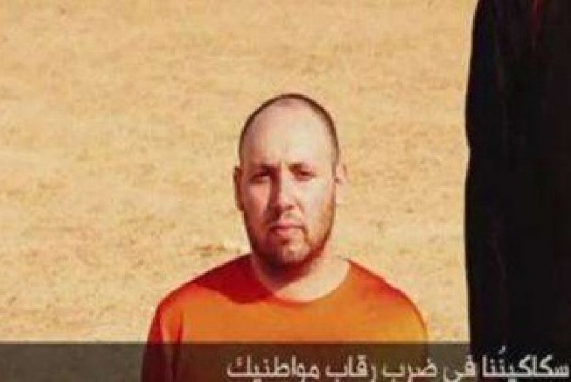 A video purportedly shows US journalist Steven Sotloff in this still image from video released by Islamic State September 2, 2014. 