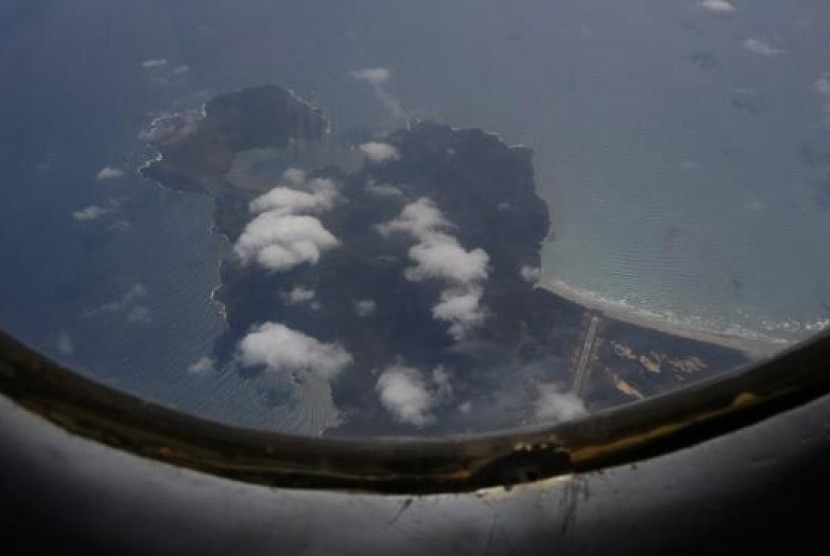 A Vietnam Air Force aircraft AN-26 flies over Con Dao island during a mission to find the missing Malaysia Airlines flight MH370, March 12, 2014. 