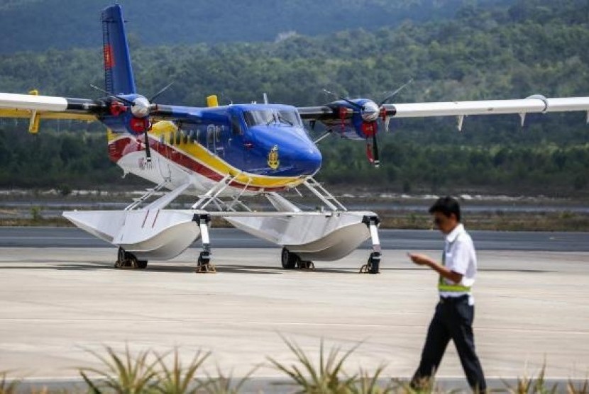 A Vietnamese worker walks past a search and rescue aircraft from Vietnam, at Phu Quoc Airport in Phu Quoc Island, March 12, 2014.