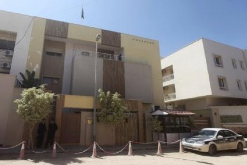 A view of the front of the Jordanian embassy in Tripoli April 15, 2014. 