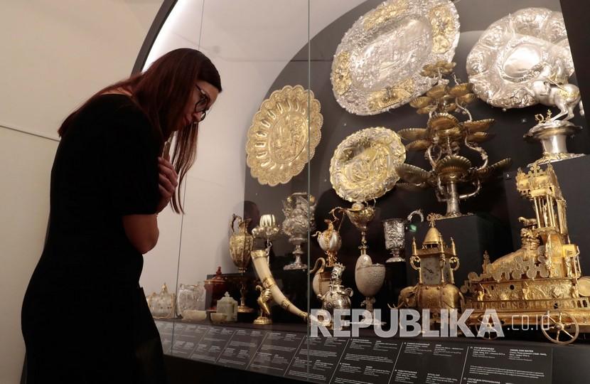  A visitor looks at a collection of fine art of the first Russian Emperor Peter I. during the opening of the exhibition 
