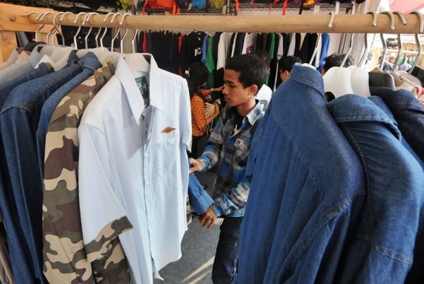 A visitor sorts some fashion products in an exhibition in Jakarta this month. (illustration)