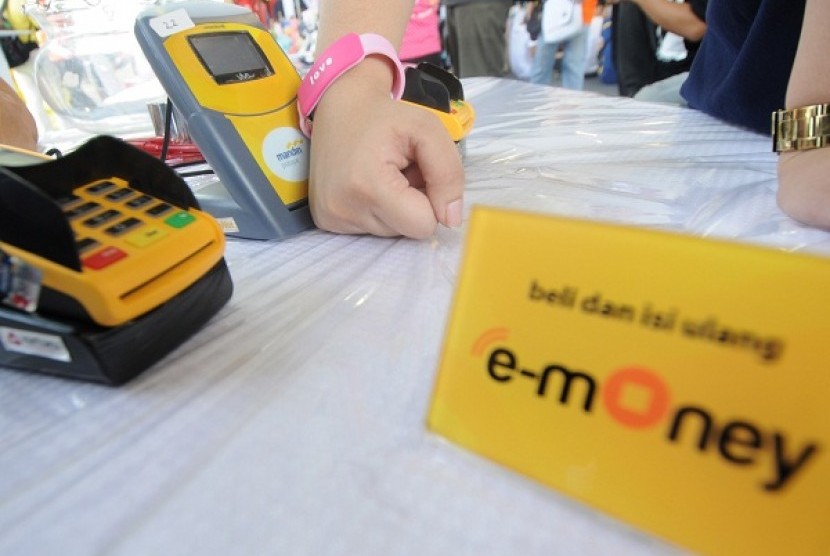 A visitor tries e-money bracelet, new innovation provided by Bank Mandiri. (file photo)    