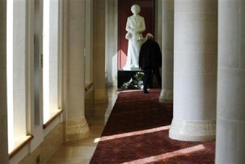 A visitor views a statue of former British prime minister Margaret Thatcher by Neil Simmons, 2001, on display in the Guildhall Art Gallery in the City of London April 8, 2013. 