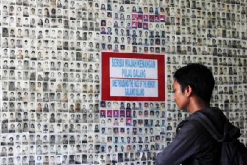 A visitor watch closely the pictures of ex-Vietnamese refugees at a museum in Galang Island, Batam.   