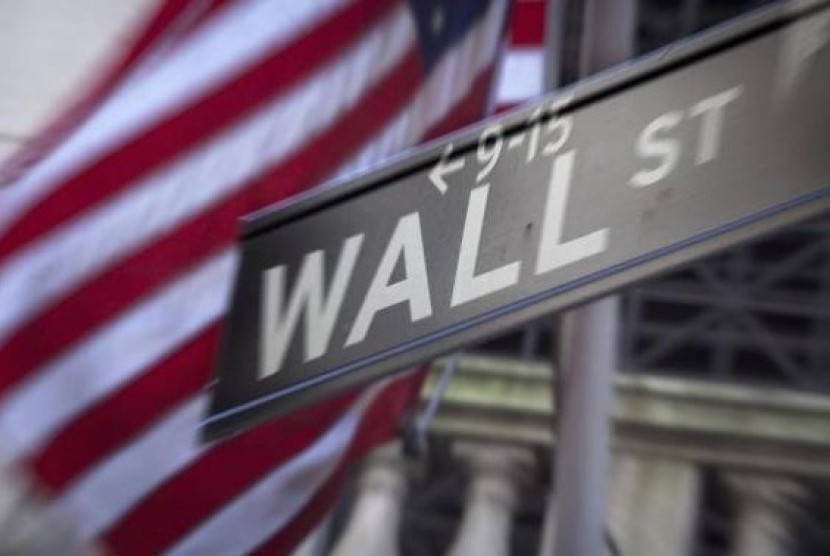 Sebuah plang Wall Street di luar bursa saham di New York.