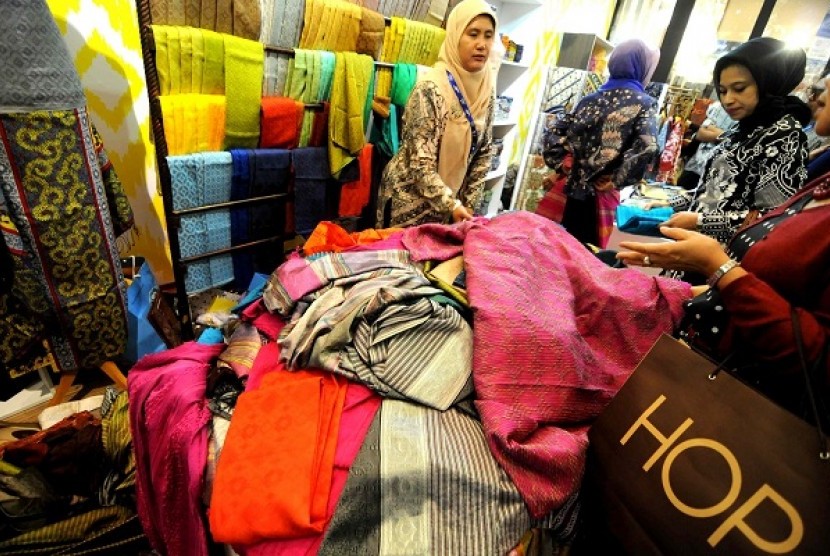 A wide variety of fabric made of small medium enterprises (SME) are on display in an axhibition. International Monetary Fund (IMF) once again trims the forecast of Indonesian economic growth from 6.1 percent to 6 percent due to the continuation of global e