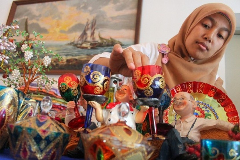 A woman arranges her artwork in glass painting in Malang, East Java. Indonesia is seeking cooperation with France on tourism and creative economy. (illustration)