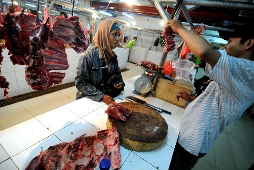 A woman buys some meet from a butcher in Jakarta (illustration)  