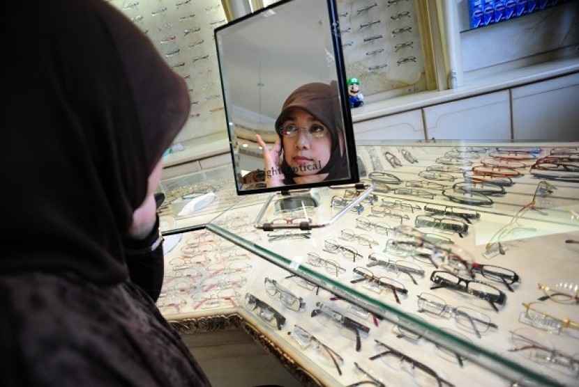 A woman is checking her eyes in an optical center. (illustration)