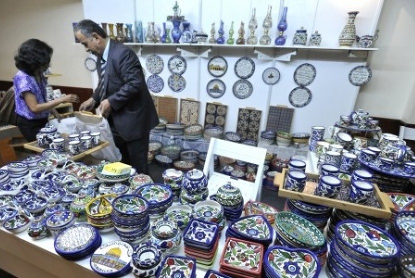 A woman (left) buys ceramic made by Palestine in an exhibition in Jakarta on March 1-2. The expo is held coincidentally with the 2nd Conference on Cooperation Among East Asian Countries for Palestinian Development (CEAPAD II).