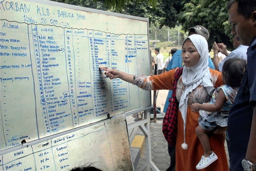 A woman looks for her family member on the list of victims in Bahuga Jaya accident on Wednesday. (file photo)  