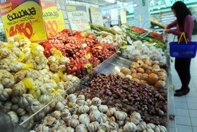 A woman picks some groceries in Hypermart in Jakarta. (illustration)