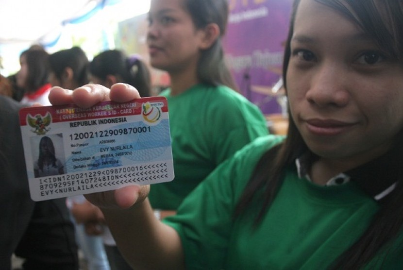 A woman shows her indetification card for migran worker in Medan, North Sumatra. (illustration)  