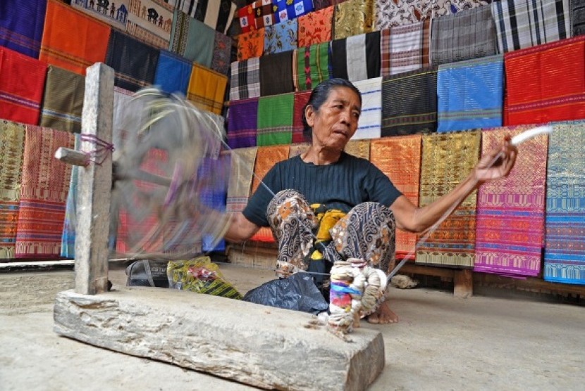 A woman spuns cotton into yarn in Lombok, West Nusa Tenggara. Lombok will host a world meeting of SMEs in 2013, as the event is expected to to serve as a milestone for small and medium enterprises development and to boost tourism in NTB especially Lombok. 