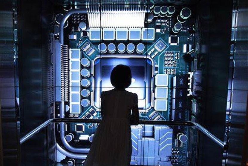 A woman visits the Samsung Electronics Co.'s showroom in Seoul, South Korea, Tuesday, July 8, 2014. 