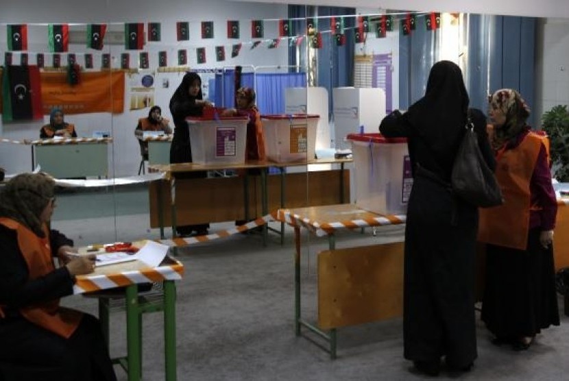 A woman votes at a polling station inside a school in Tripoli, June 25, 2014.