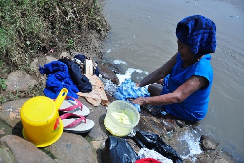 A woman washes her clothings in a river in Tanah Abang, Jakarta. (file photo)