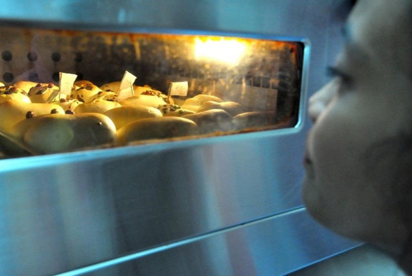 A woman watches bread baking in a small enterprise in Jakarta. In the forthcoming year, Indonesia is determined to achieve sustainable growth with equity, and one of the focuses is SMEs' global competitiveness. (illustration)   