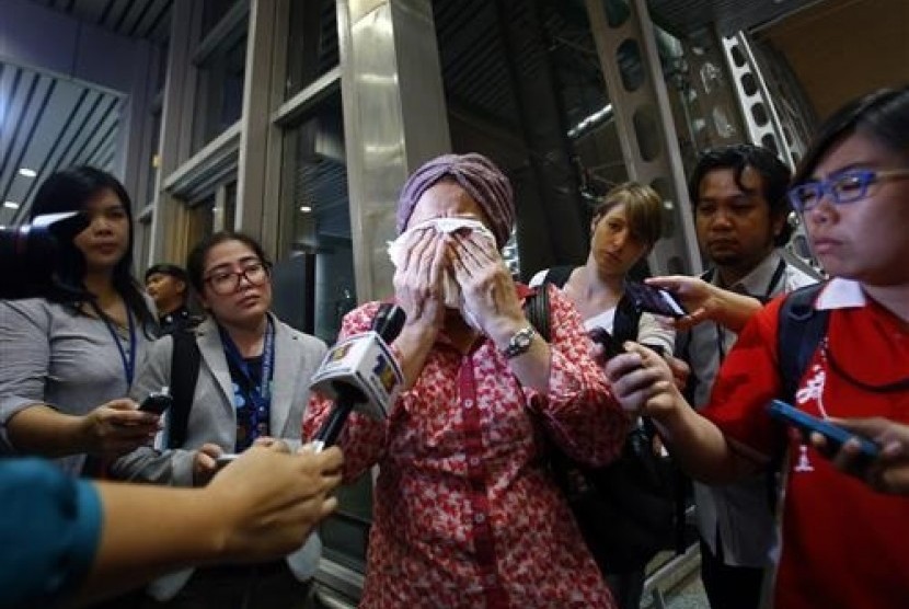 A woman who believes a relative of hers was aboard cries as she waits for more information, at Kuala Lumpur International Airport. 