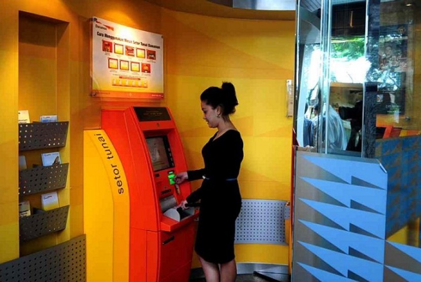 Seorang nasabah bertransaksi di ATM Bank Danamon (ilustrasi)