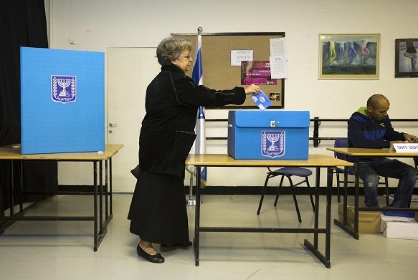 A women casts her ballot for the parliamentary elections at a polling station in Jerusalem January 22, 2013.