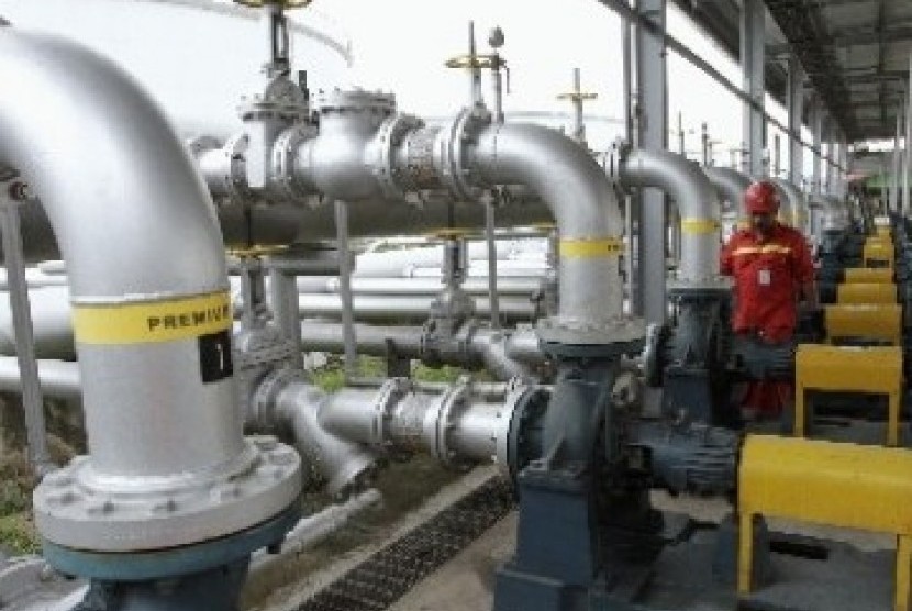 A worker checks fuel pipes belonging to Indonesian state owned oil company Pertamina at one of its refuelling depot in Jakarta, recently. (illustration)