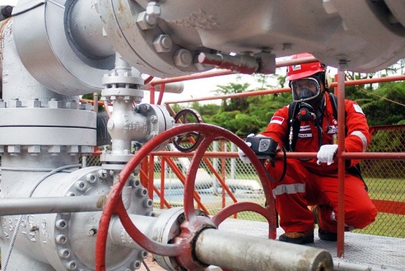 A worker checks gas pressure in a well in PT Pertamina Geothermal Energy( PGE). (illustration)