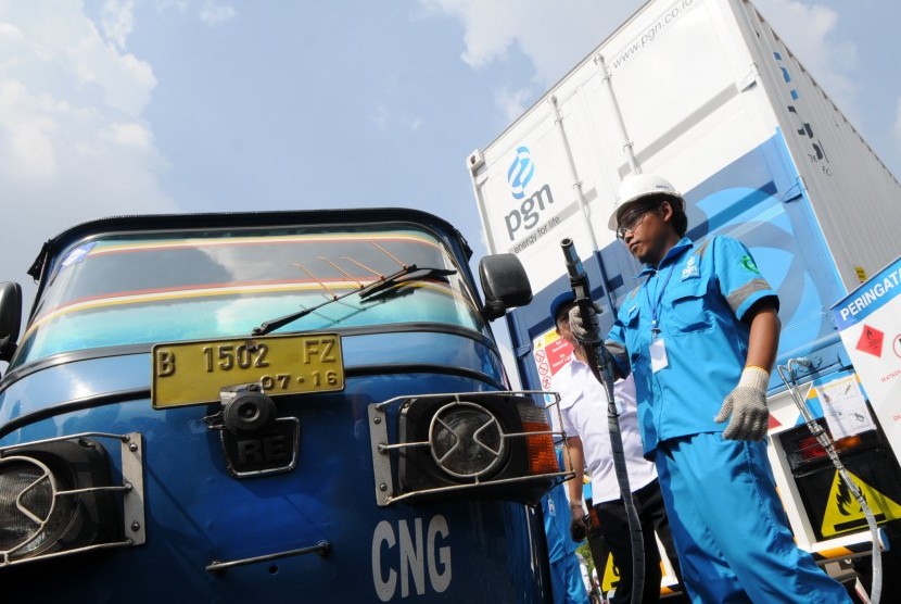 A worker fill gas tank of three wheeled vehicle called 