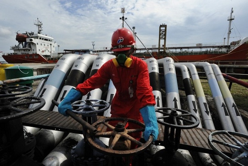 A worker fill high speed diesel into tanker MT Serena II in Sambu Island, Batam, Riau. (illustration)