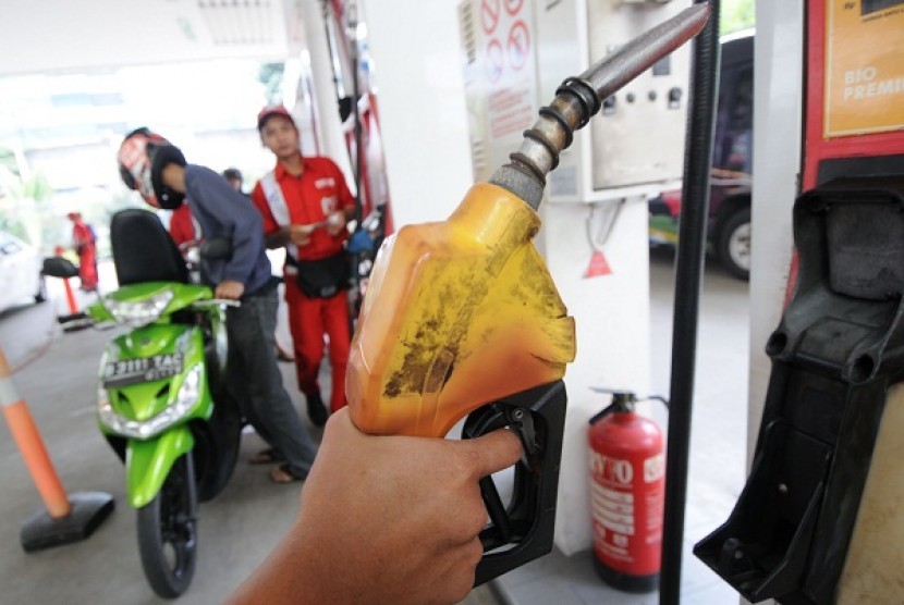 A worker fill the motor's tank in a gas station in Jakarta. Prosperous Justice Party now awaits its fate at the hand of chief of ruling coallision, Susilo Bambang Yudhoyono, after the party rejects fuel price hike.   