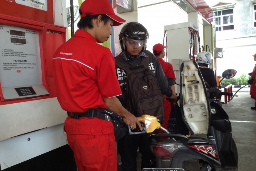 A worker fills gasoline into a motorcycles' tank at a gas station in Jakarta. (Illustration)