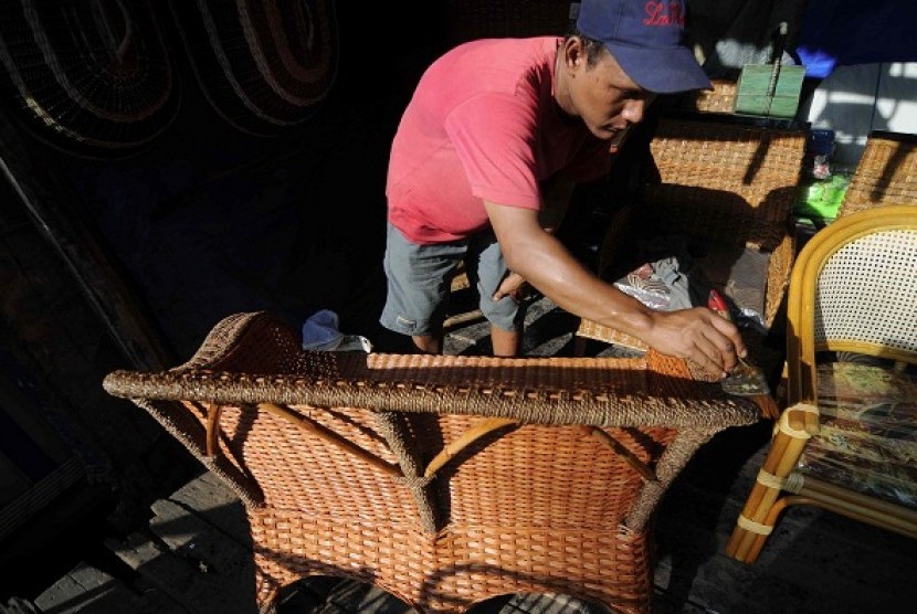 A worker furnishes rattan chair in a workshop in Jakarta. (Illustration)