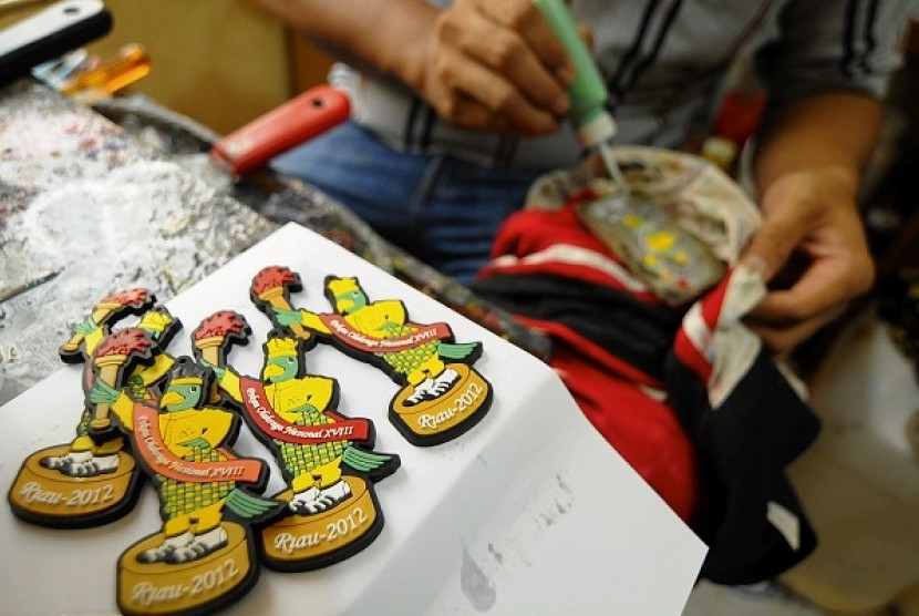 A worker polishes key holder in a small enterprise workshop in Pekanbaru, Riau. (illustration)  
