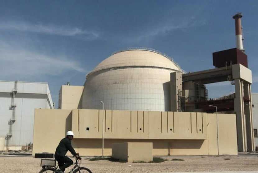 A worker rides a bicycle in front of the reactor building of the Bushehr nuclear power plant, just outside the southern city of Bushehr, Iran. (File photo)