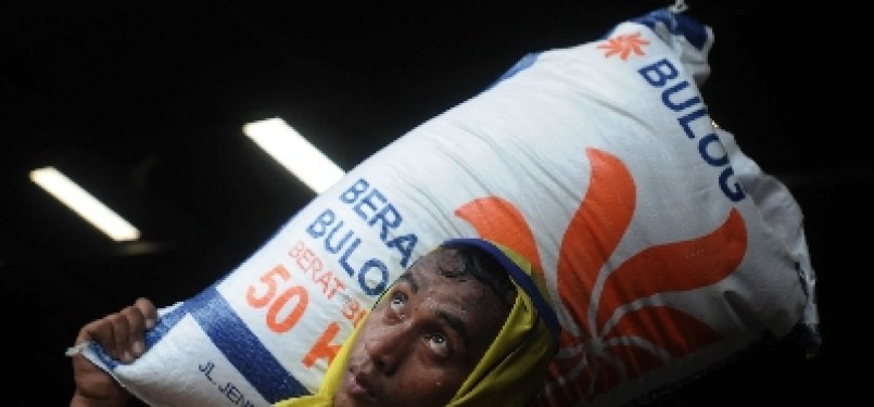 A worker unloads rice import from Thailand in a warehouse of State Logistics Agency (Bulog) in jakarta (photo file).