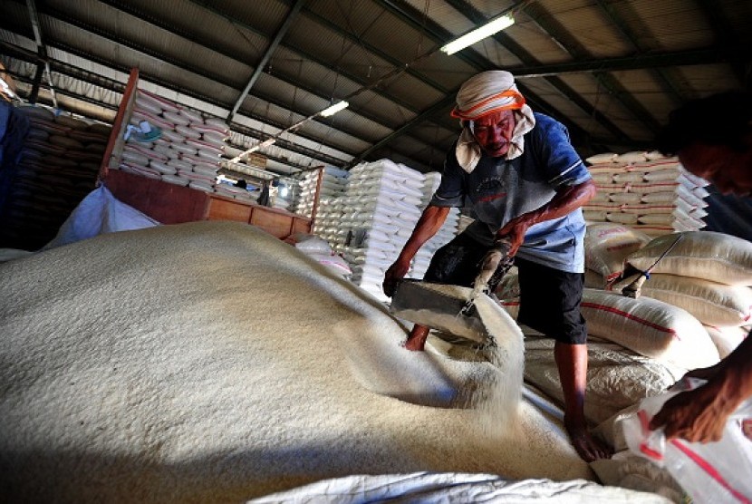 A worker unloads rice stock in central rice market in Cipinang, Jakarta. (illustration)  