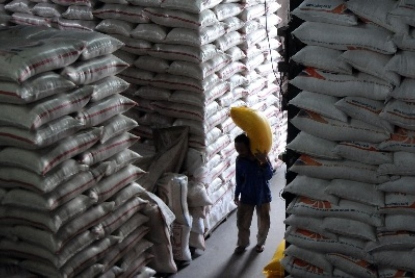 A worker unloads rice stock in central rice market in Cipinang, Jakarta. (illustration)  