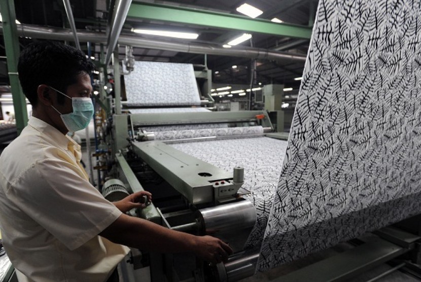 A worker watch the printing process at a textile company in Bandung, West Java. Head of Indonesian Textile Association (API), Ade Sudrajat, says Indonesia has bigger opportunity to increase textile export to the US and Latin America if the country joins Tr