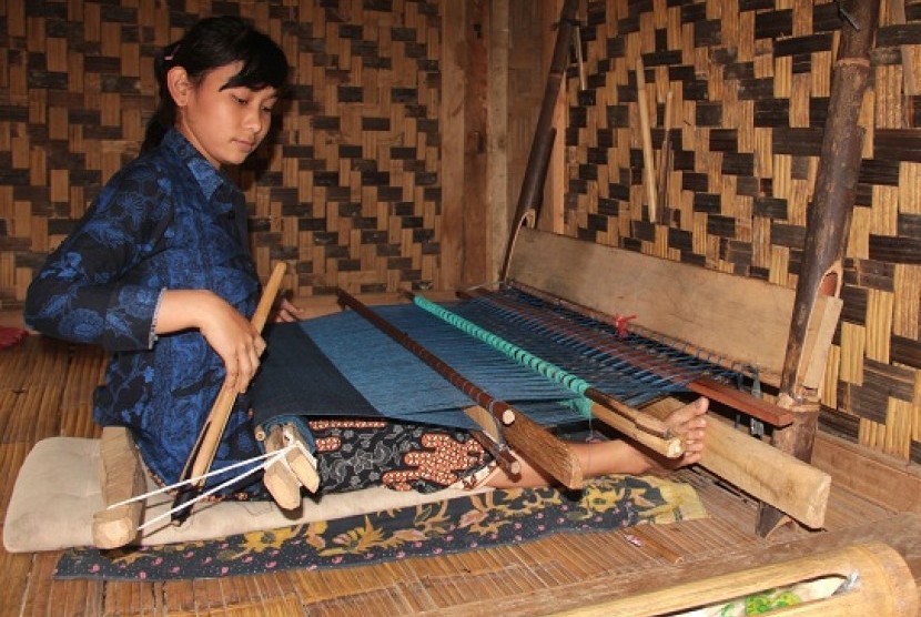 A young lady waves Baduy's traditional fabric in Lebak, Banten.  
