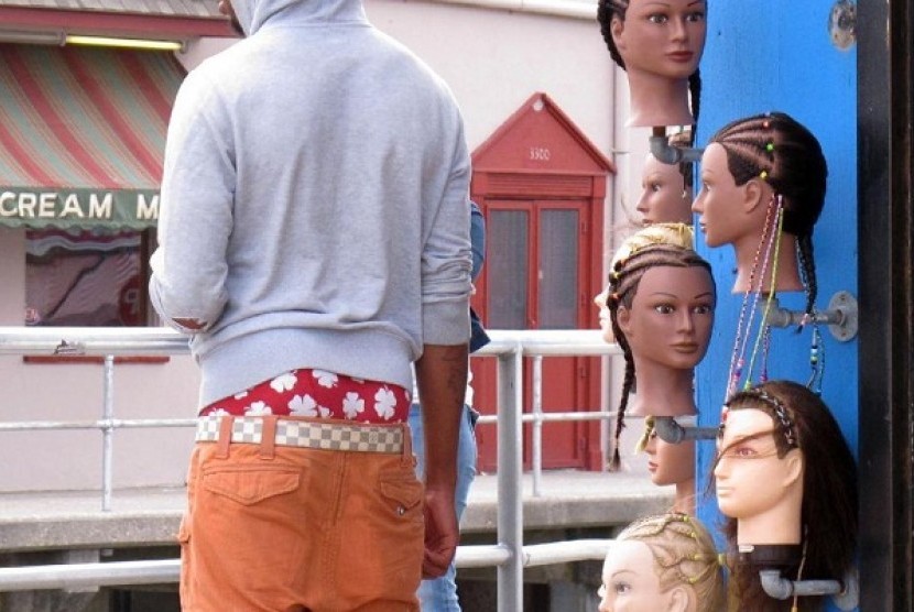 A young man wears saggy pants on the Wildwood, NJ boardwalk on June 6, 2013. (file photo) 