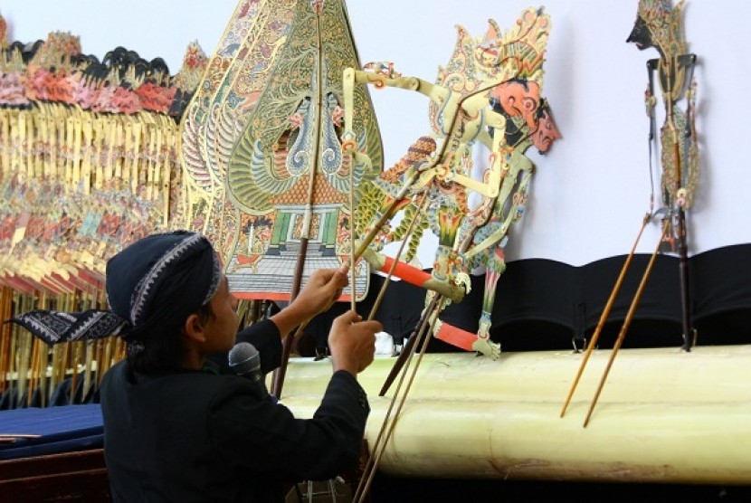 A young puppet master or dalang, Much Nur Dwi Prasetyo, plays Gatotkaca Winisuda story in a festival in Jakarta, recently. (file photo)  